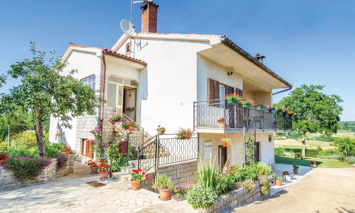 Makovci Apartment | Gorgeous apartment in Groznjan with WiFi