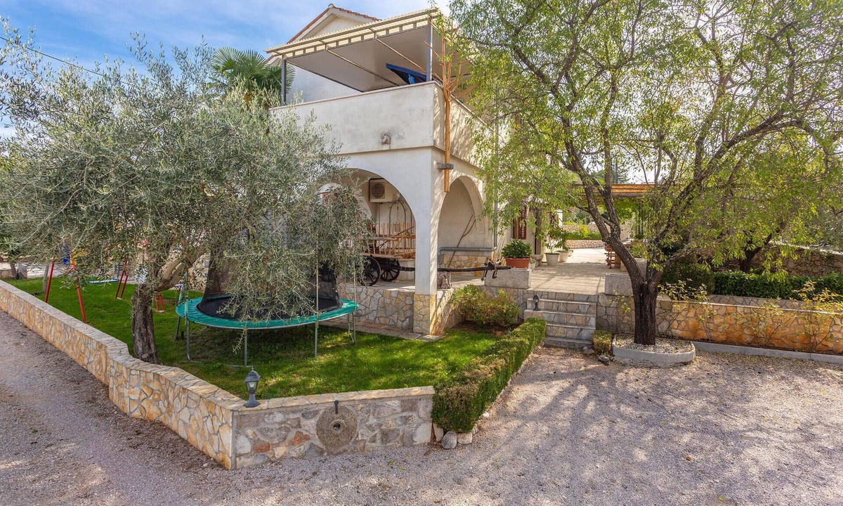 Milcetici Apartment | Gorgeous apartment in Malinska with WiFi