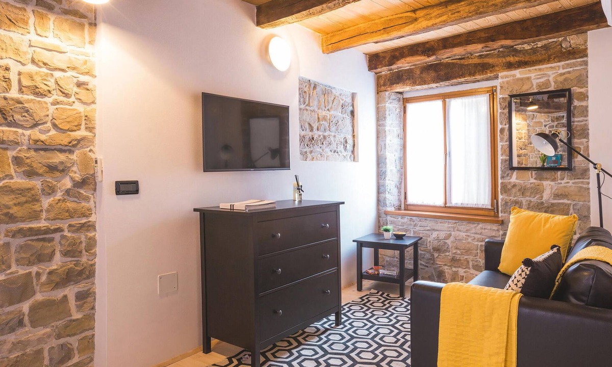 Oprtalj Apartment | Gorgeous apartment in Oprtalj with WiFi
