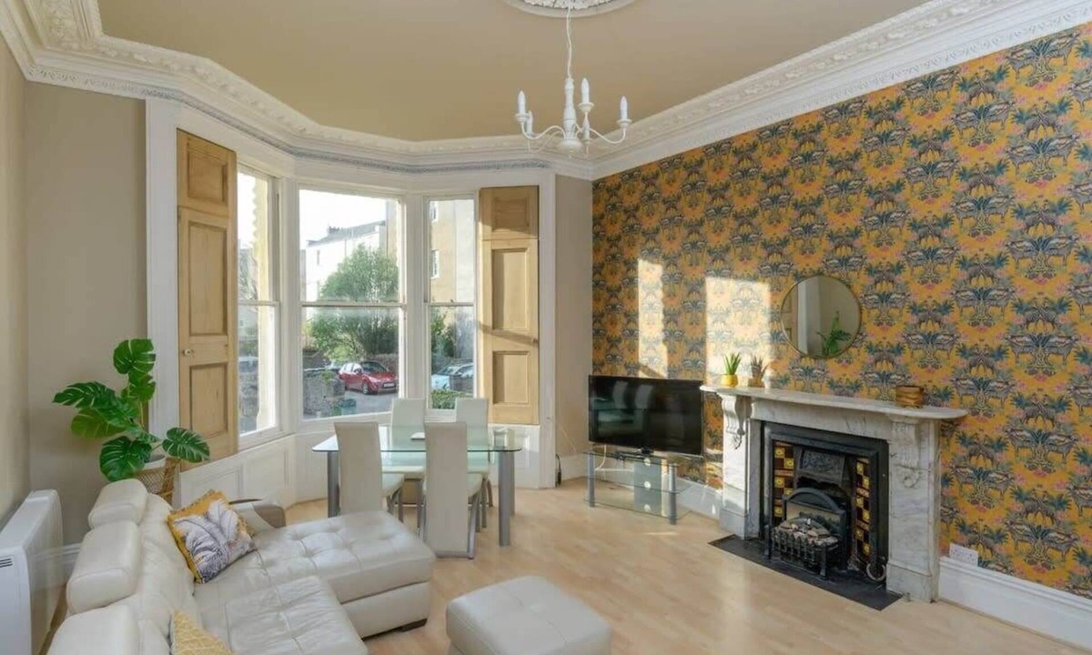 Clevedon Apartment | Gorgeous Apartment Seconds from Seafront, Clevedon