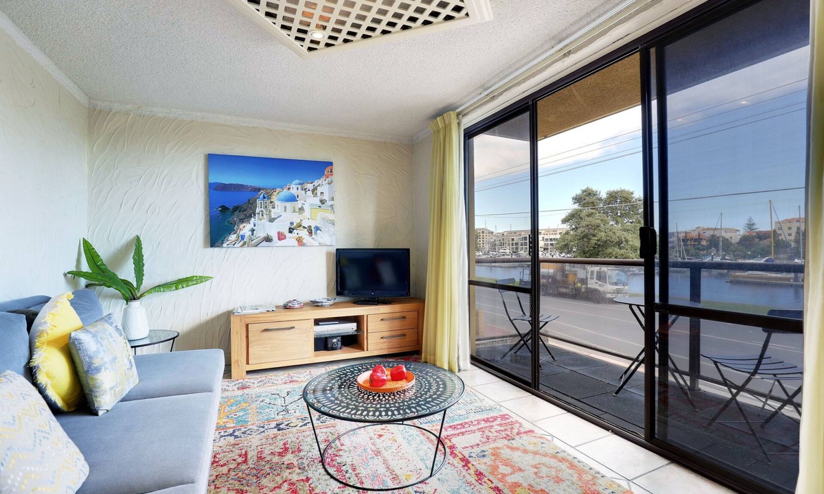 Glenelg North Apartment | Gorgeous Balcony Riverview Apartment