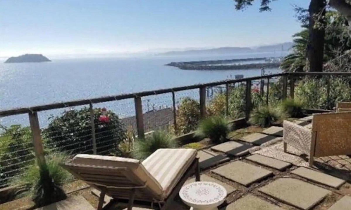 San Rafael House | GORGEOUS BAYSIDE BUNGALOW WITH PRIVATE TERRACE
