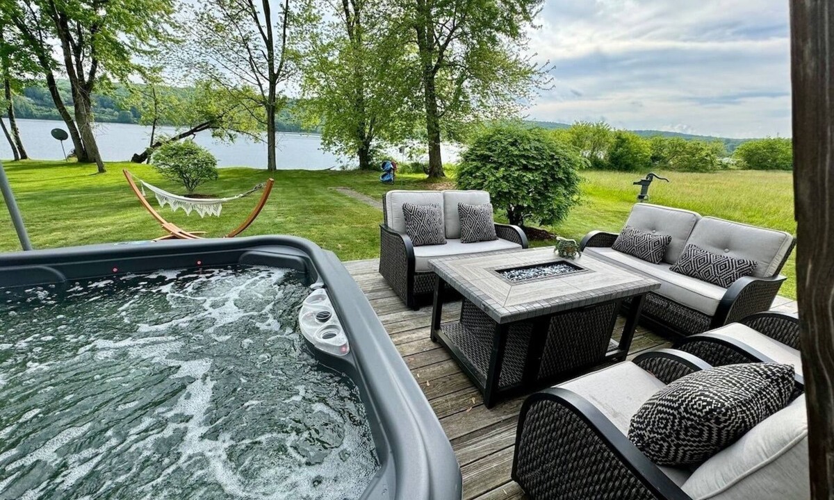 East Shore House | Gorgeous beachfront house with hot tub