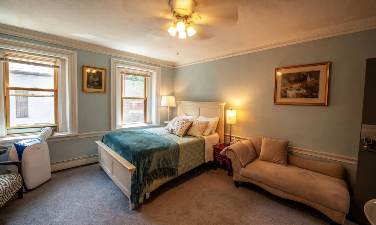 Boston House | Gorgeous Beacon Hills Studio next to State house