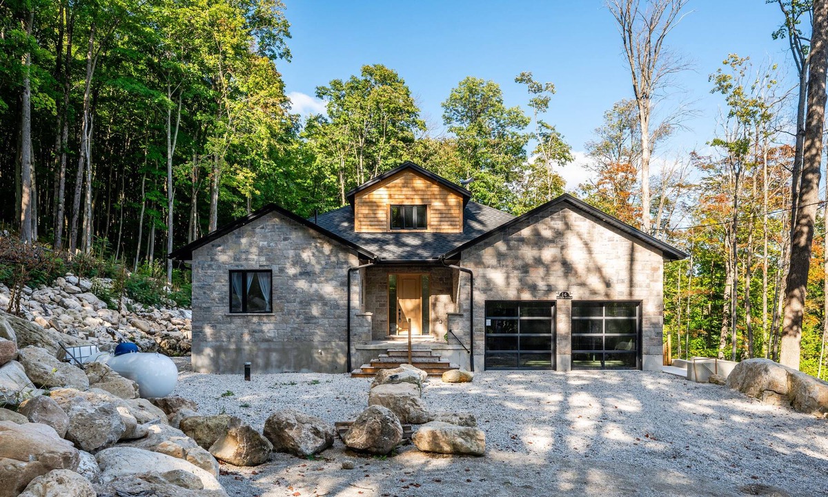 Colpoys Bay Cabin | Gorgeous Cliffside Retreat, Mallory Beach