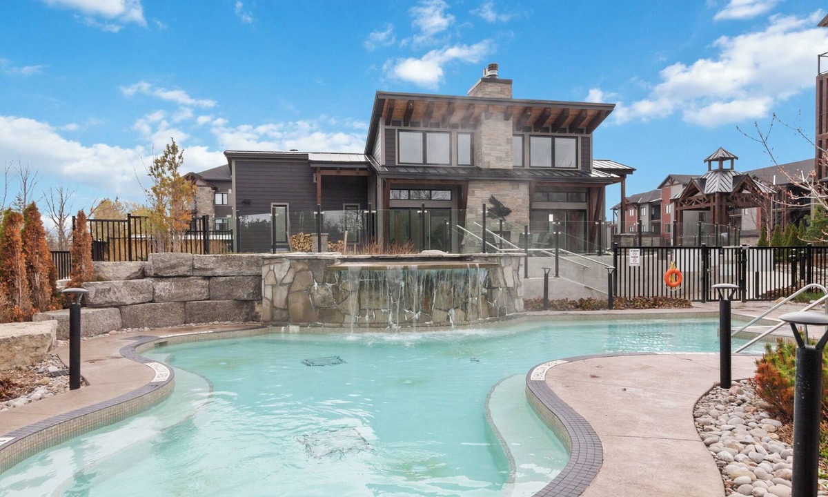 Glen Huron Condo | Gorgeous 2br condo in Blue Mountain w/pool - beside the Scandinavian Spa!