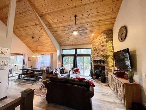 The Galena Territory House | Gorgeous cabin 3bdrm/3bth, hot tub, fireplace, kid/pet friendly