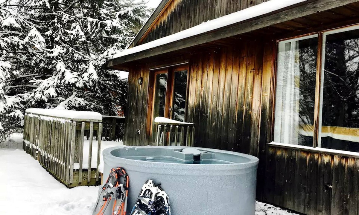 Strong House | Gorgeous Cabin Rental with Spacious Deck on Lake Bernard, Ontario
