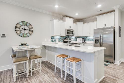 Calabash House | Gorgeous Calabash Condo w/Balcony & Pool Access!