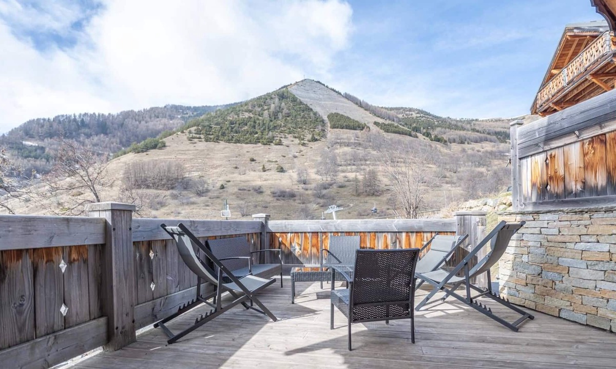 Huez-en-Oisans Ski Chalet | Gorgeous chalet for 10pp, Ext Jacuzzi in Huez