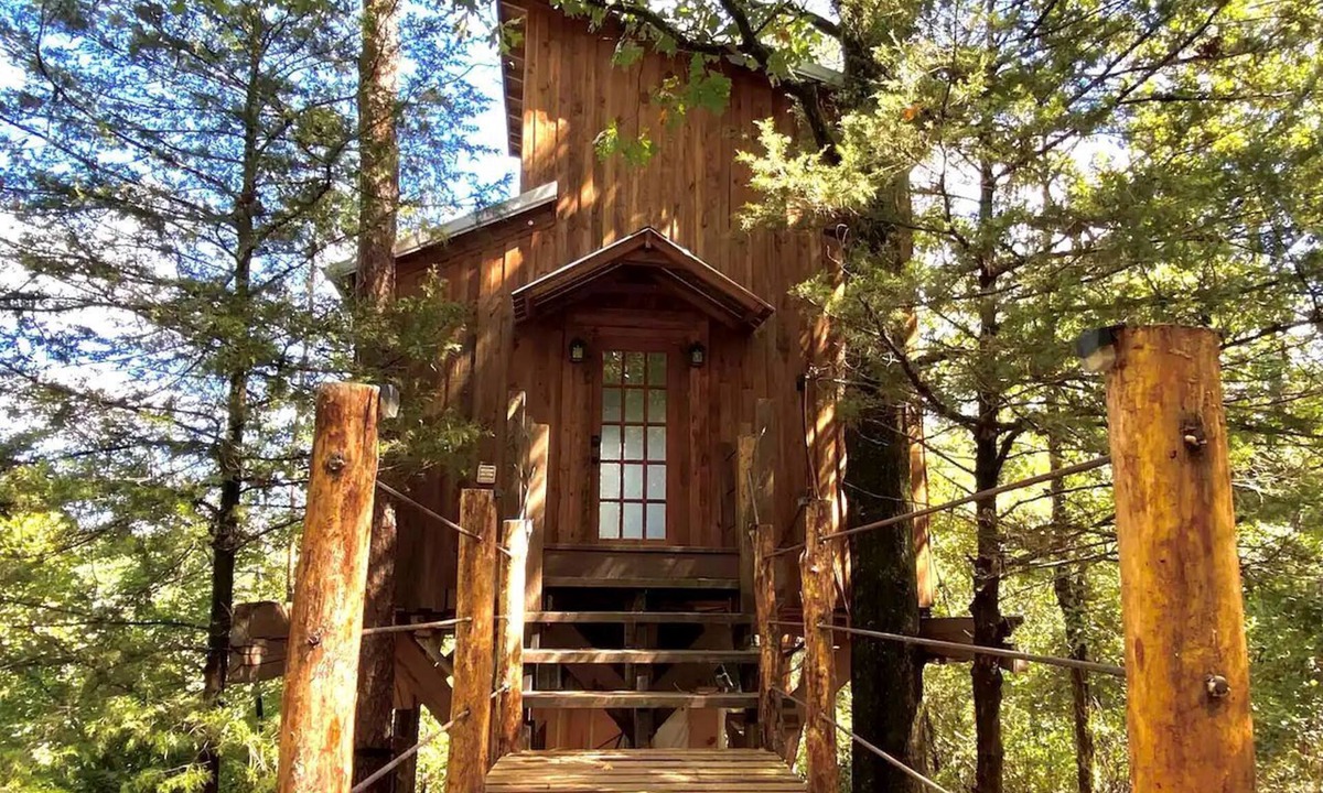Boles Cabin | Gorgeous Chic Treehouse with Lofted Interior and Panoramic Views in Arkansas