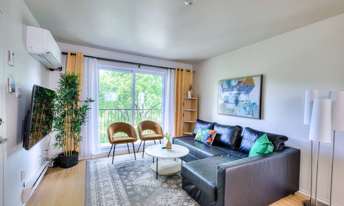 Sainte Genevieve Apartment | Gorgeous & Cozy 2 Bedroom Apt with Free Parking