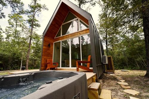 Montgomery House | Gorgeous Cozy Cabin in Montgomery, Texas