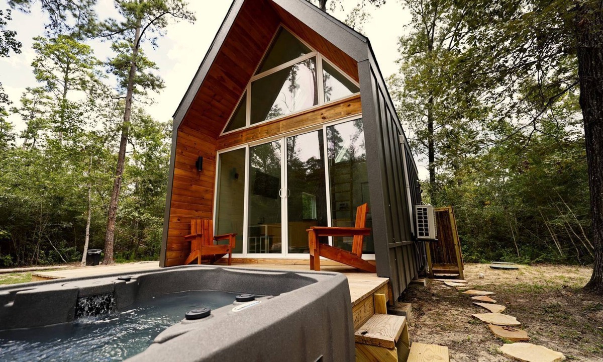 Montgomery Cabin | Gorgeous Cozy Cabin in Montgomery, Texas