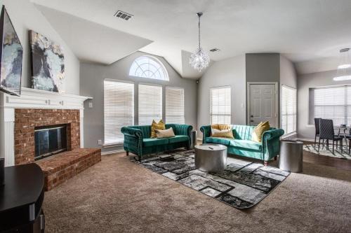 DeSoto House | Gorgeous cozy home in nature serene neighborhood!