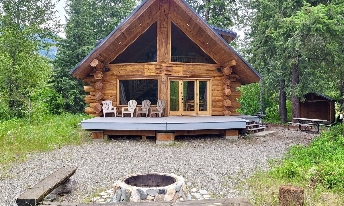 Mazama Cabin | Gorgeous Custom Riverfront Log Home