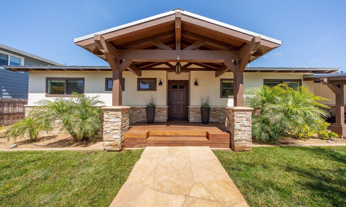 Leucadia House | Gorgeous Detached Custom Craftsman Home - Walk to Beach!