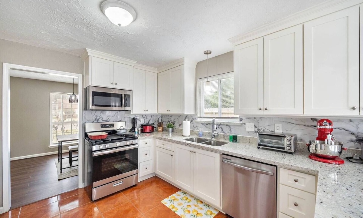 Greater Fondren Southwest House | GORGEOUS FAMILY HOME - MINS TO DOWNTOWN HOUSTON