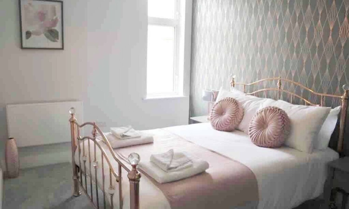 Bournemouth City Centre Apartment | Gorgeous Flat w/Balcony, Free PKG & Beach Nearby