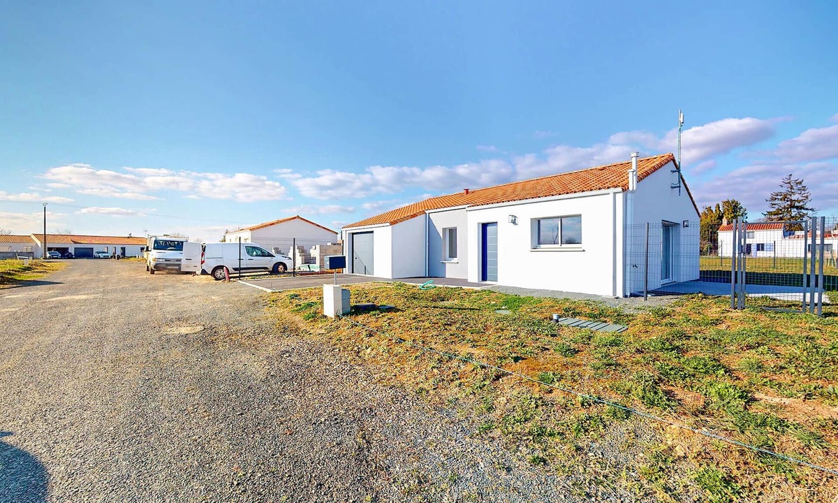 Les Magnils House | Gorgeous home in Les Magnils-Reigniers with WiFi
