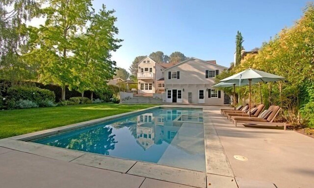 Toluca Lake House | Gorgeous Gated Home with pool in exclusive neighborhood