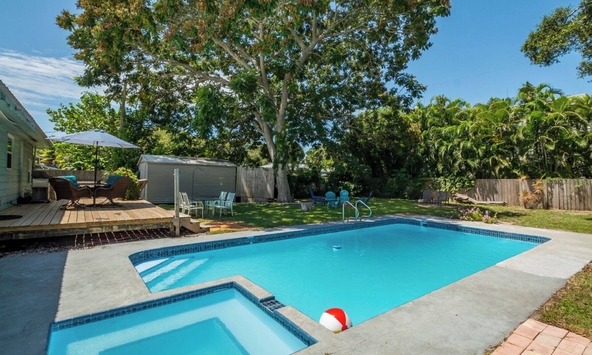 Park East House | Gorgeous Heated Pool and Spa by Downtown & Beaches