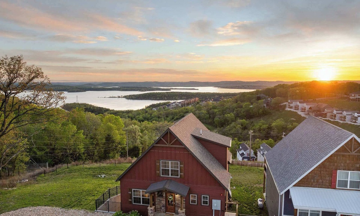 Table Rock Cabin | Gorgeous Hilltop Lake View! Great Location!