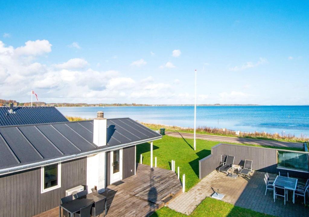 Grønninghoved Strand House | Gorgeous Holiday Home in Sjolund near Sea