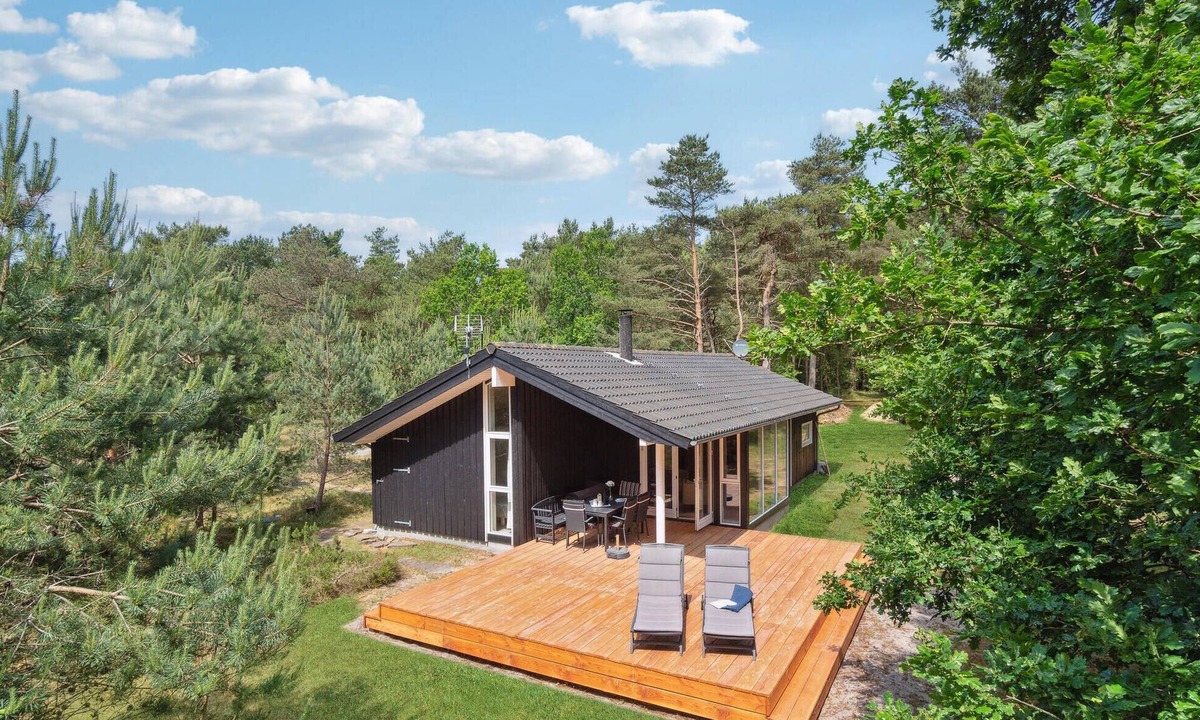 Sømarken House | Gorgeous home in Aakirkeby with kitchen