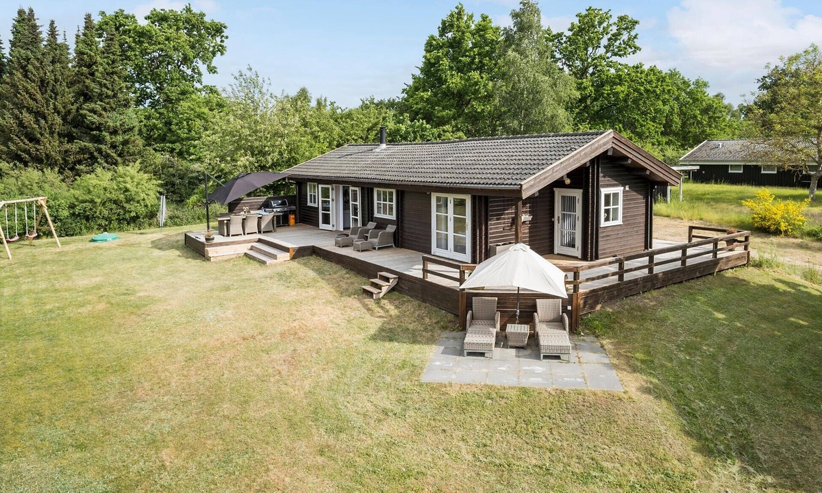 Hoeve Strand House | Gorgeous home in Asnæs with kitchen