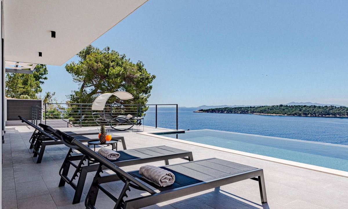 Prizba House | Gorgeous home in Blato