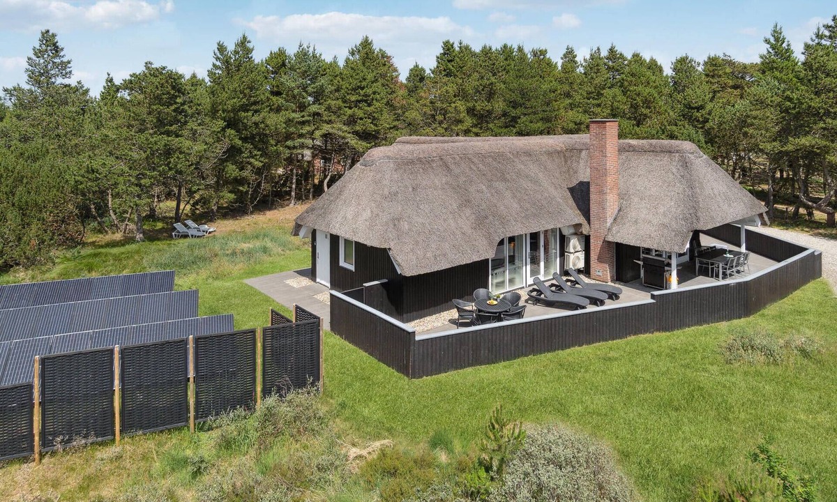 Blavand Strand House | Gorgeous home in Blåvand with sauna