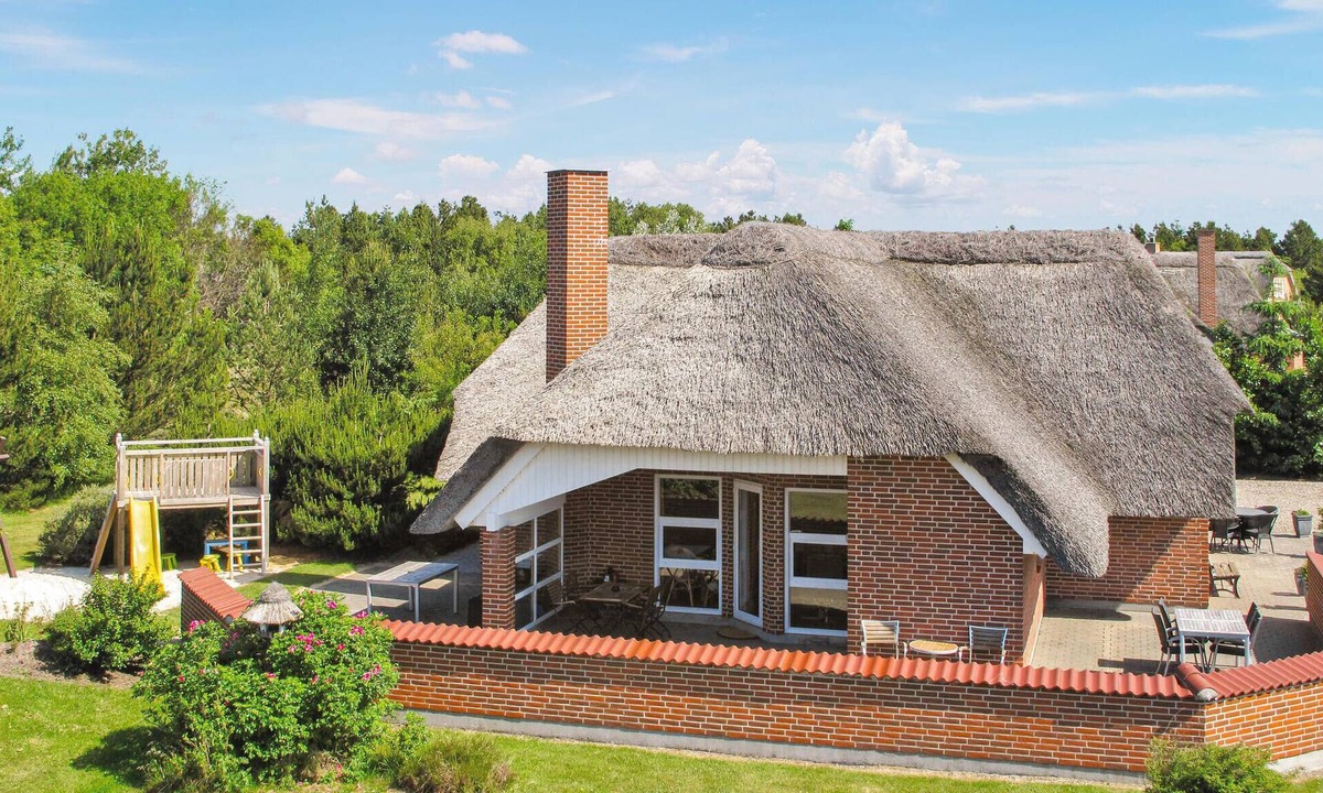 Blavand Strand House | Gorgeous home in Blåvand with sauna