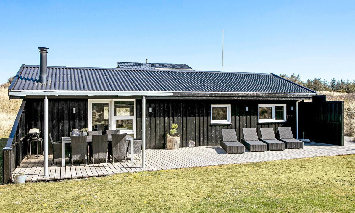 Blokhus House | Gorgeous home in Blokhus with kitchen