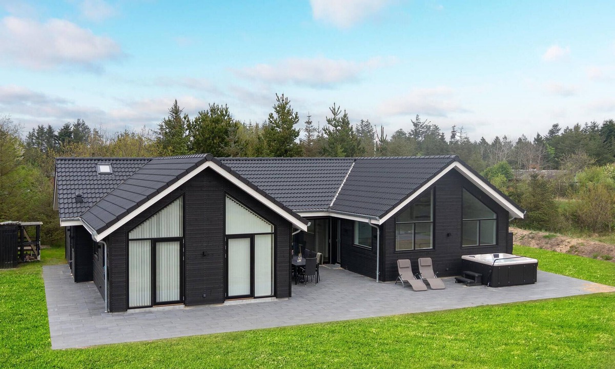 Blokhus House | Gorgeous home in Blokhus with jacuzzi