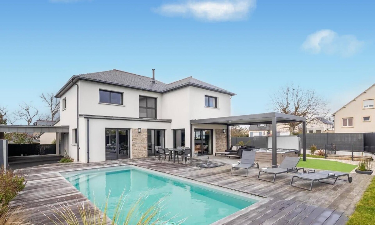 Dinard House | Gorgeous home in Dinard with private swimming pool, can be inside or outside