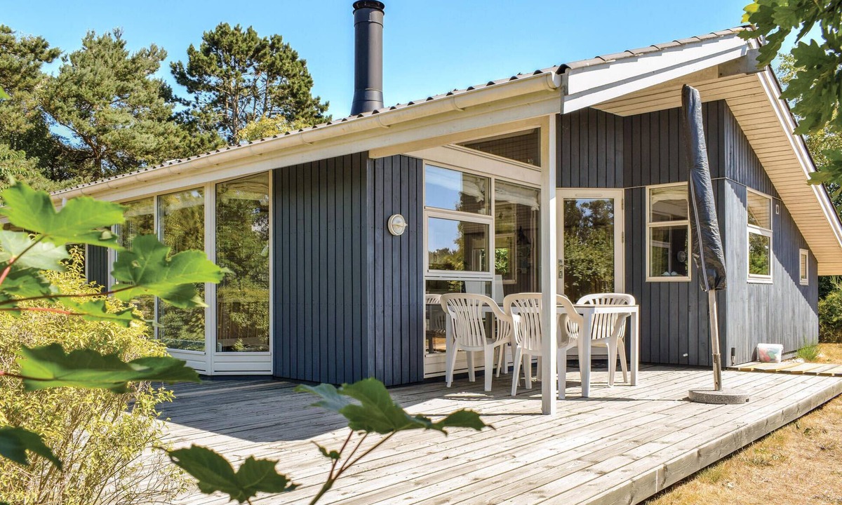 Øer Strand House | Gorgeous home in Ebeltoft with kitchen