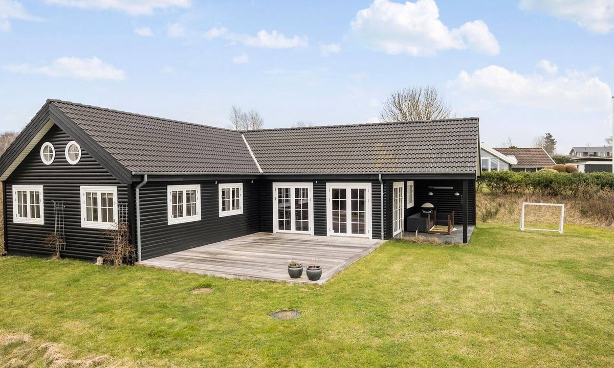 Ordrup House | Gorgeous home in Fårevejle with kitchen