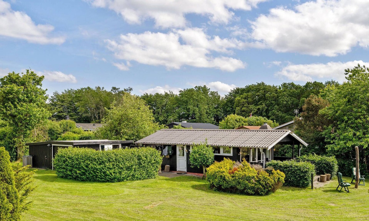 Hvalpsund House | Gorgeous home in Farsø with kitchen
