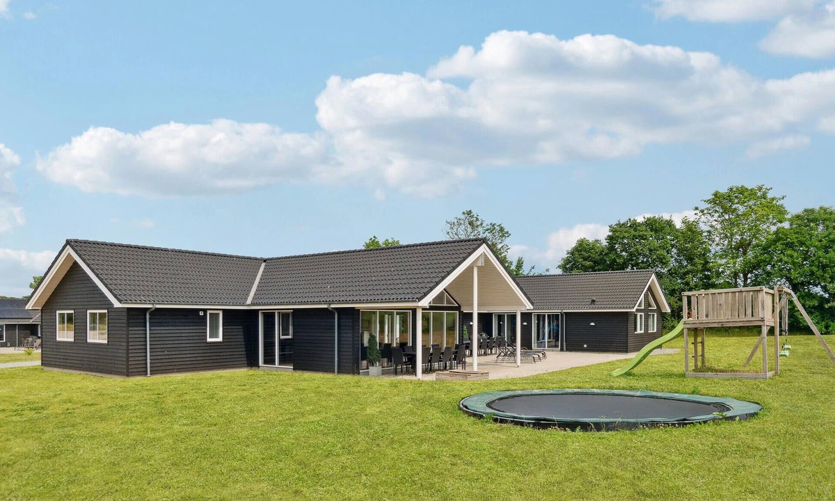 Grenaa House | Gorgeous home in Grenaa with sauna