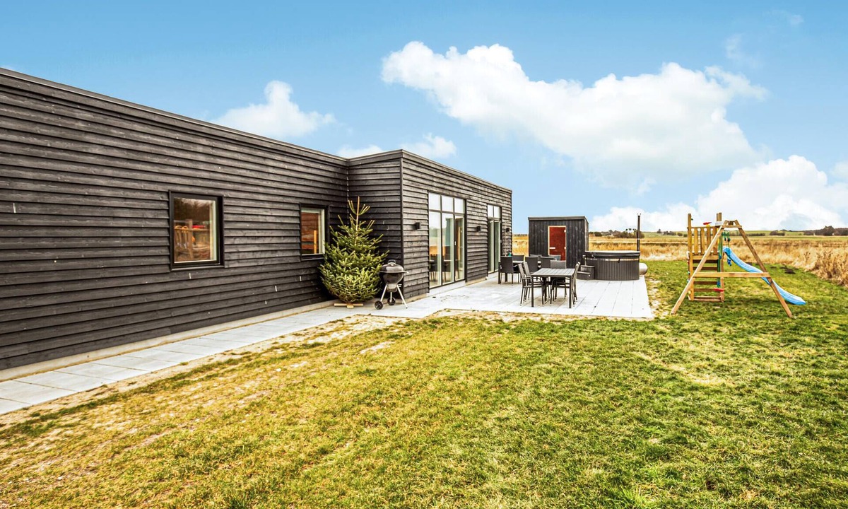 Grenaa House | Gorgeous home in Grenaa with sauna