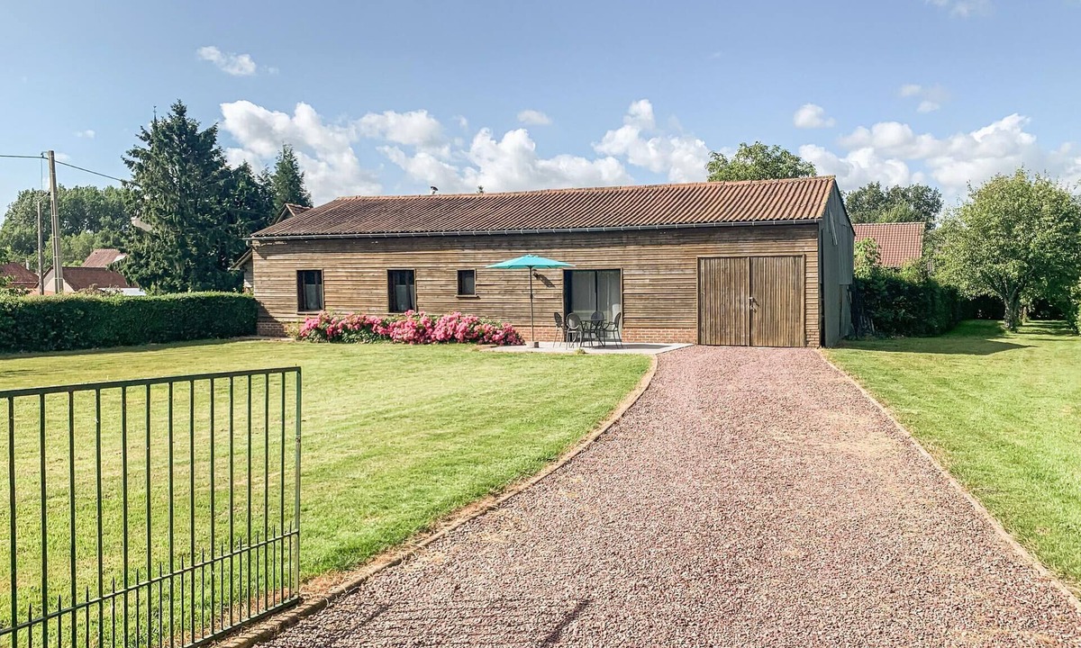 Gueschart House | Gorgeous home in Gueschart with kitchen