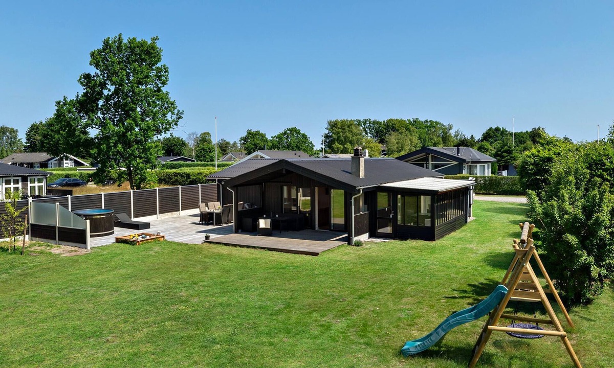 Oster Hurup House | Gorgeous home in Hadsund with WiFi