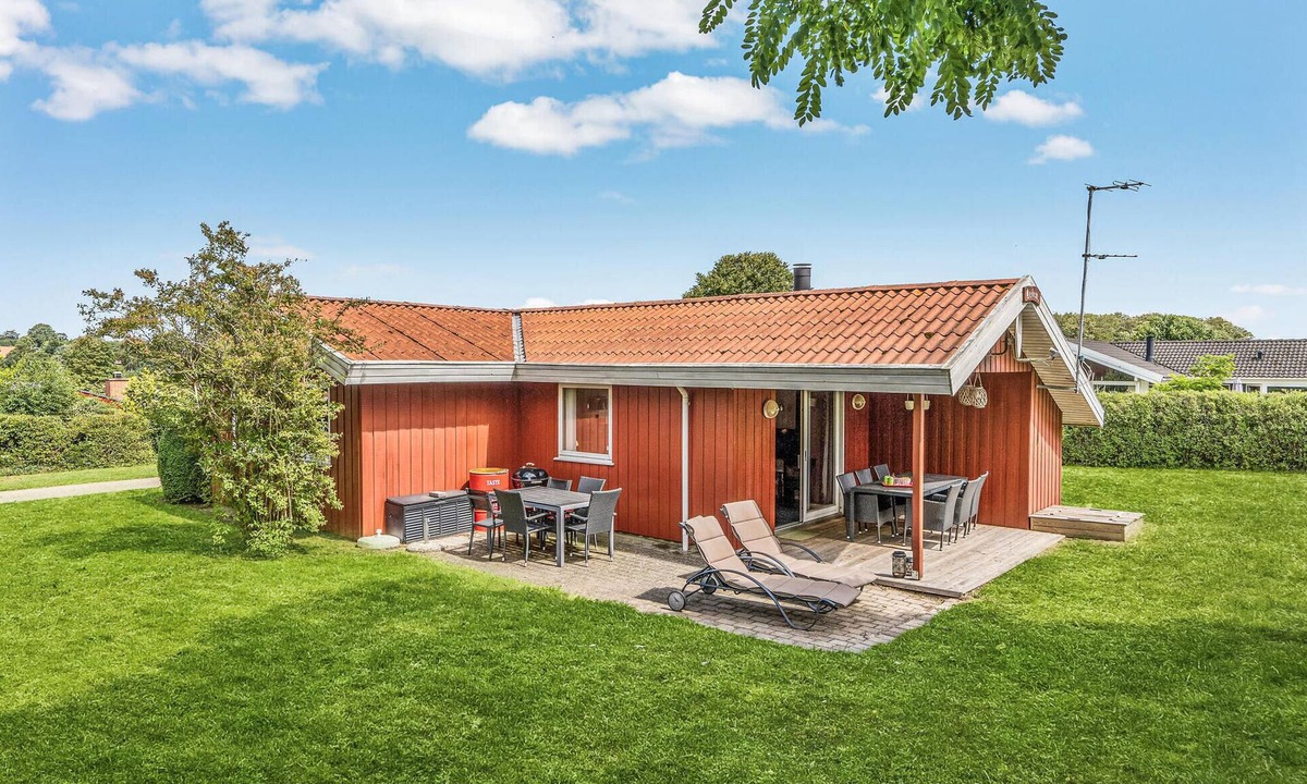 Hejlsminde Strand House | Gorgeous home in Hejls with kitchen