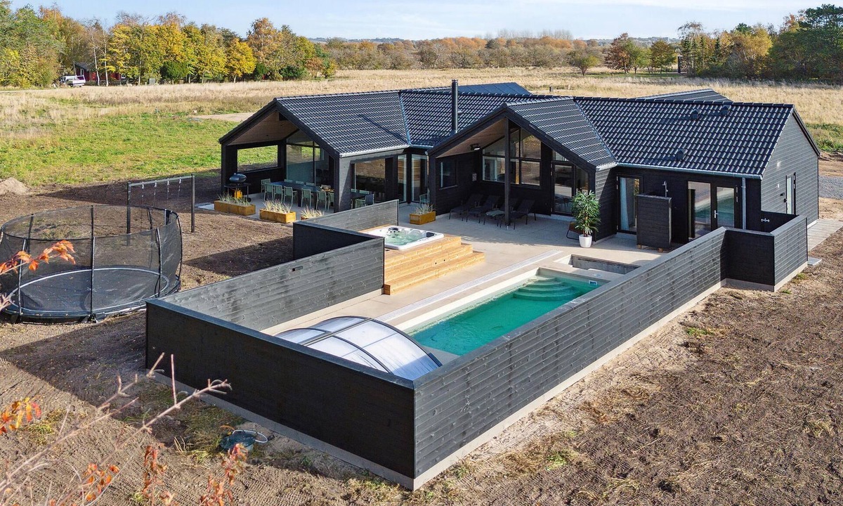 Hoensinge House | Gorgeous home in Højby with kitchen