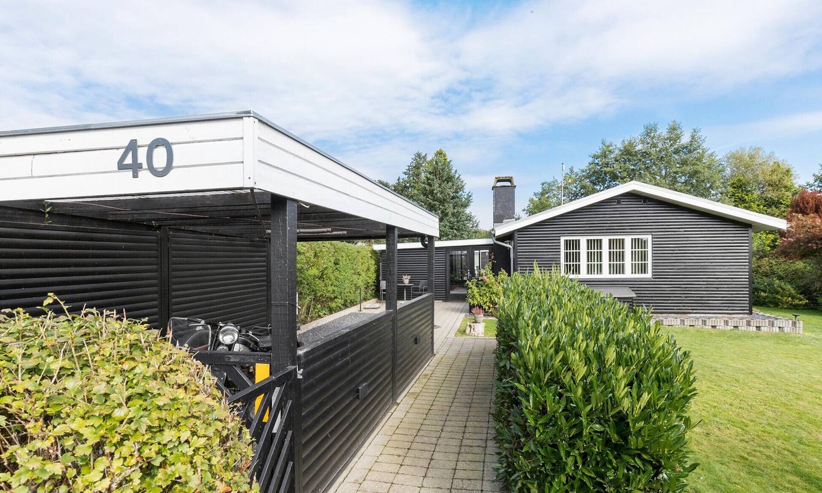 Hornslet House | Gorgeous home in Hornslet with kitchen