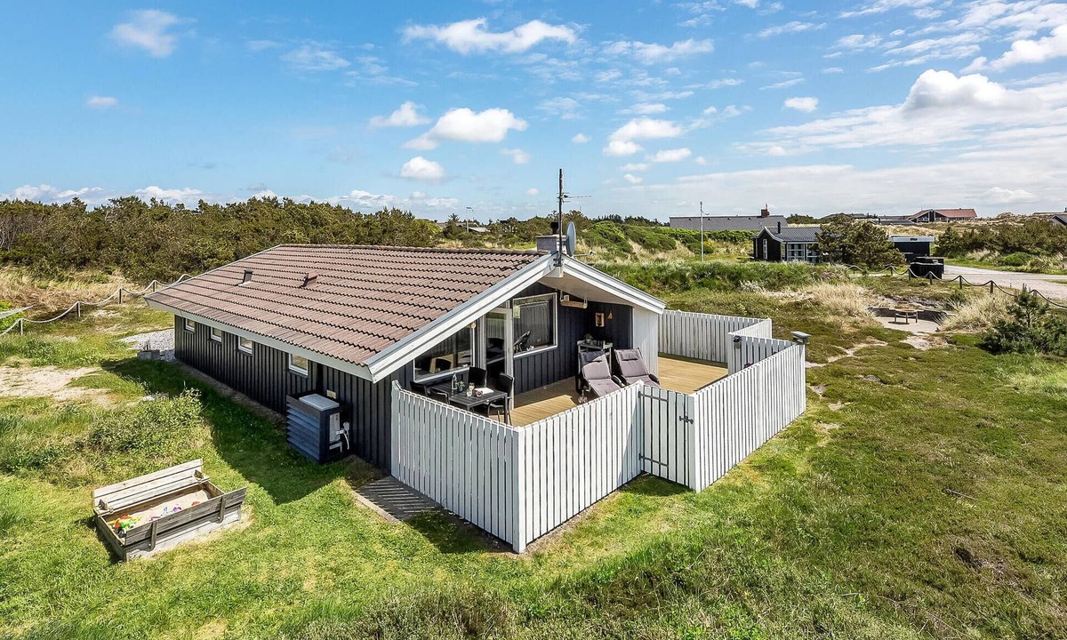 Bjerregaard House | Gorgeous home in Hvide Sande with WiFi