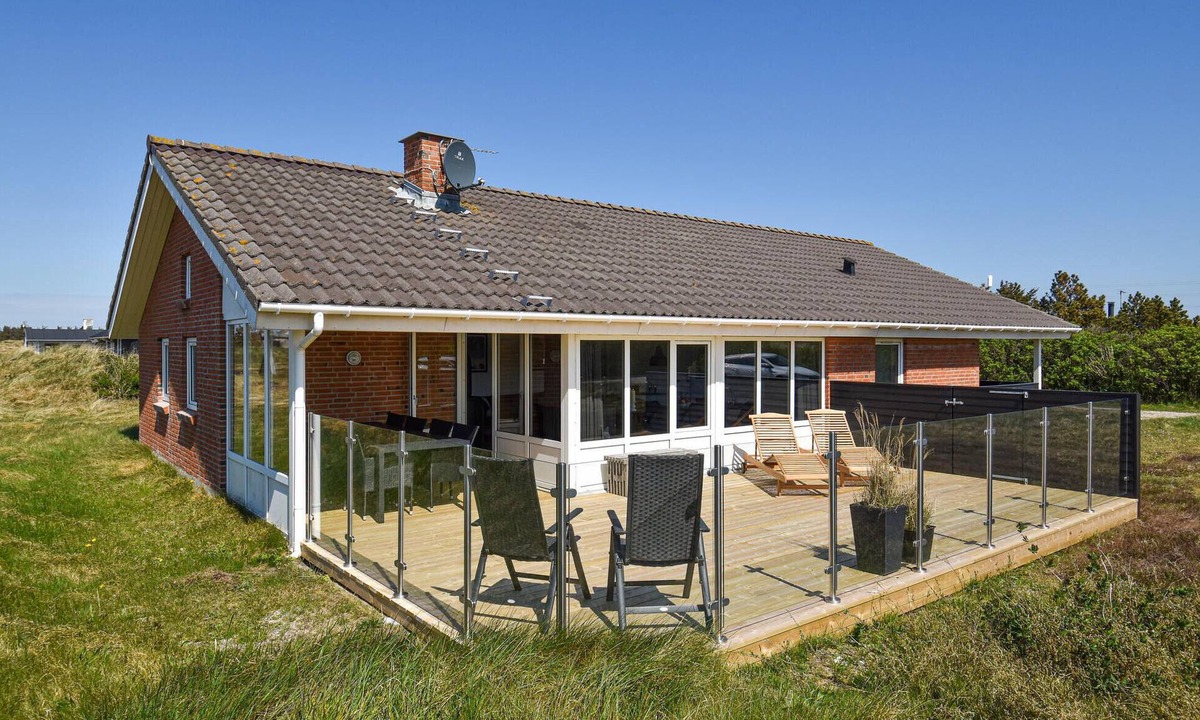 Nørre Lyngvig House | Gorgeous home in Hvide Sande with sauna