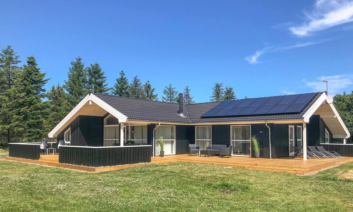 Bratten Strand House | Gorgeous home in Jerup with sauna