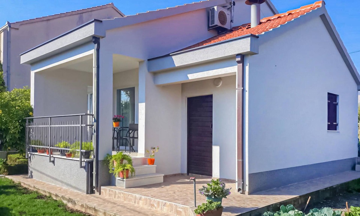 Kastel Novi House | Gorgeous home in Kastel Novi with WiFi